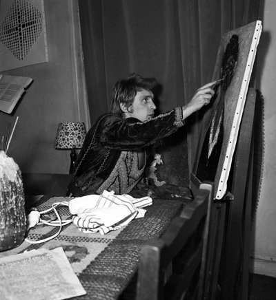 El cantante francés Christophe (Daniel Bevilacqua) pintando una lona en casa, 18 de noviembre de 1969 de Unknown